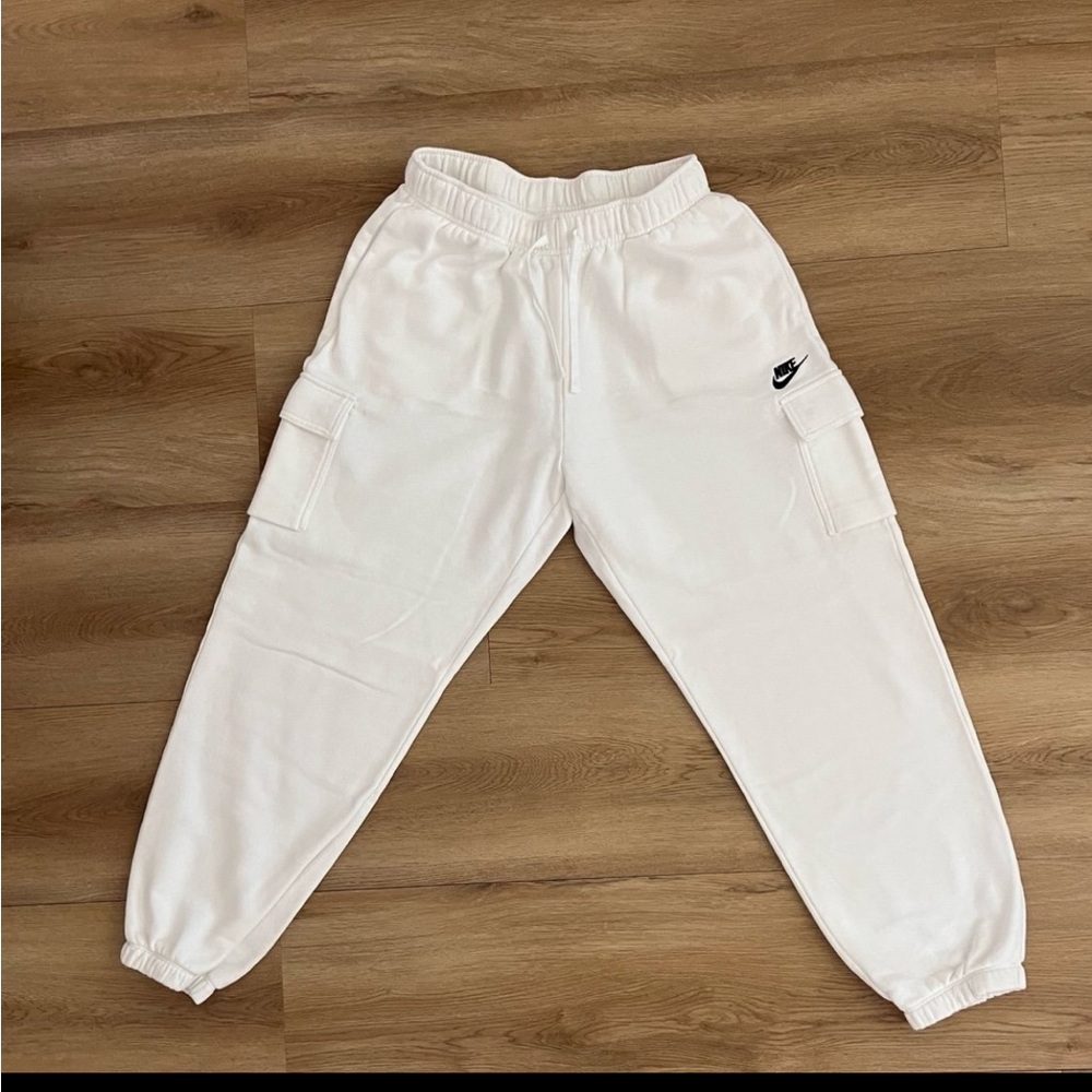 Nike Women's Mid-Rise Oversized Club Fleece
Sweatpants